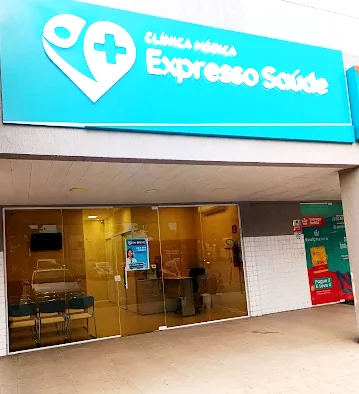 Fachada da Clínica Médica Expresso Saúde, dentro do estacionamento do Supermercado Guará